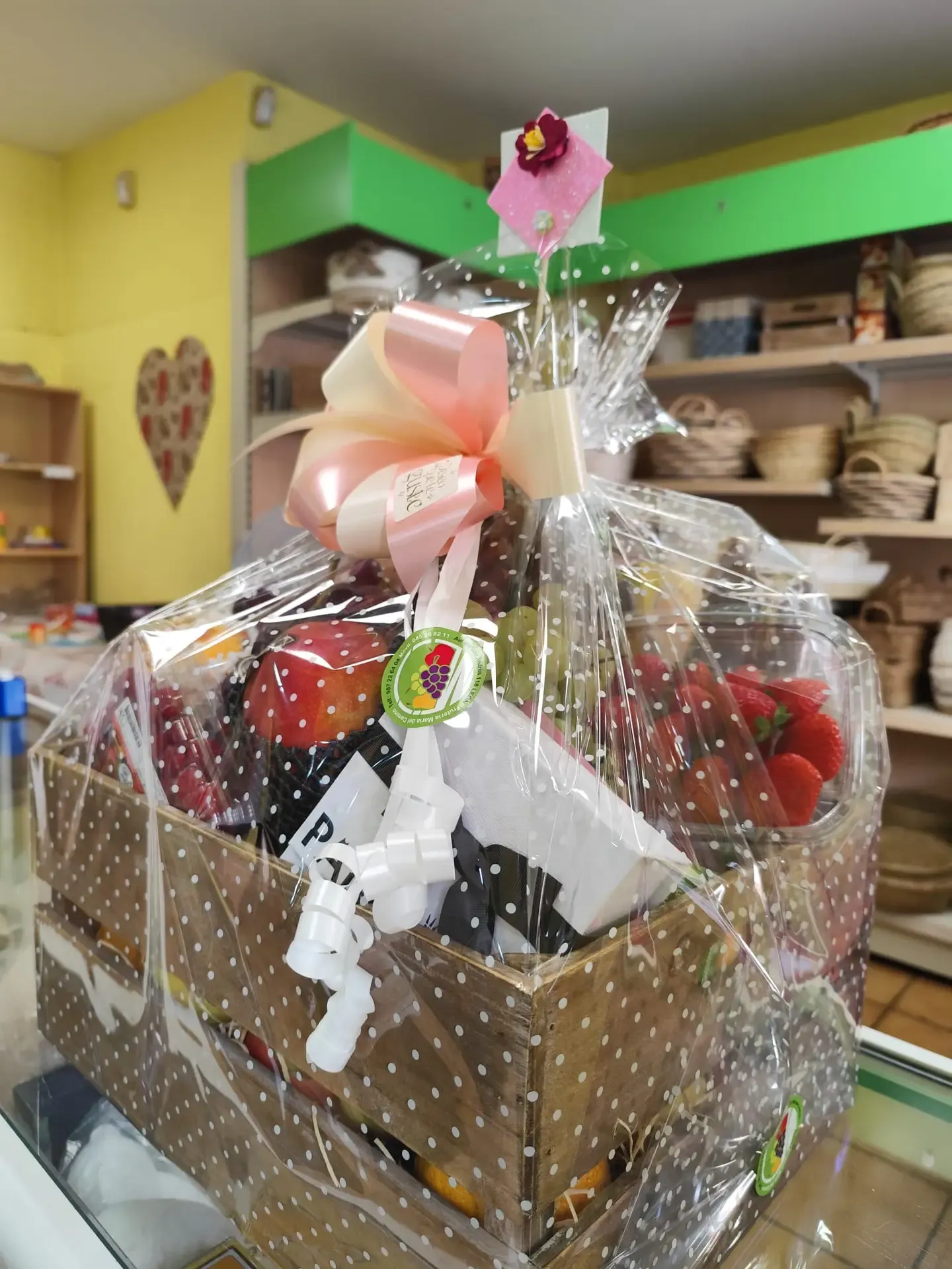 Cesta de fruta artesanal confeccionada a mano en la tienda