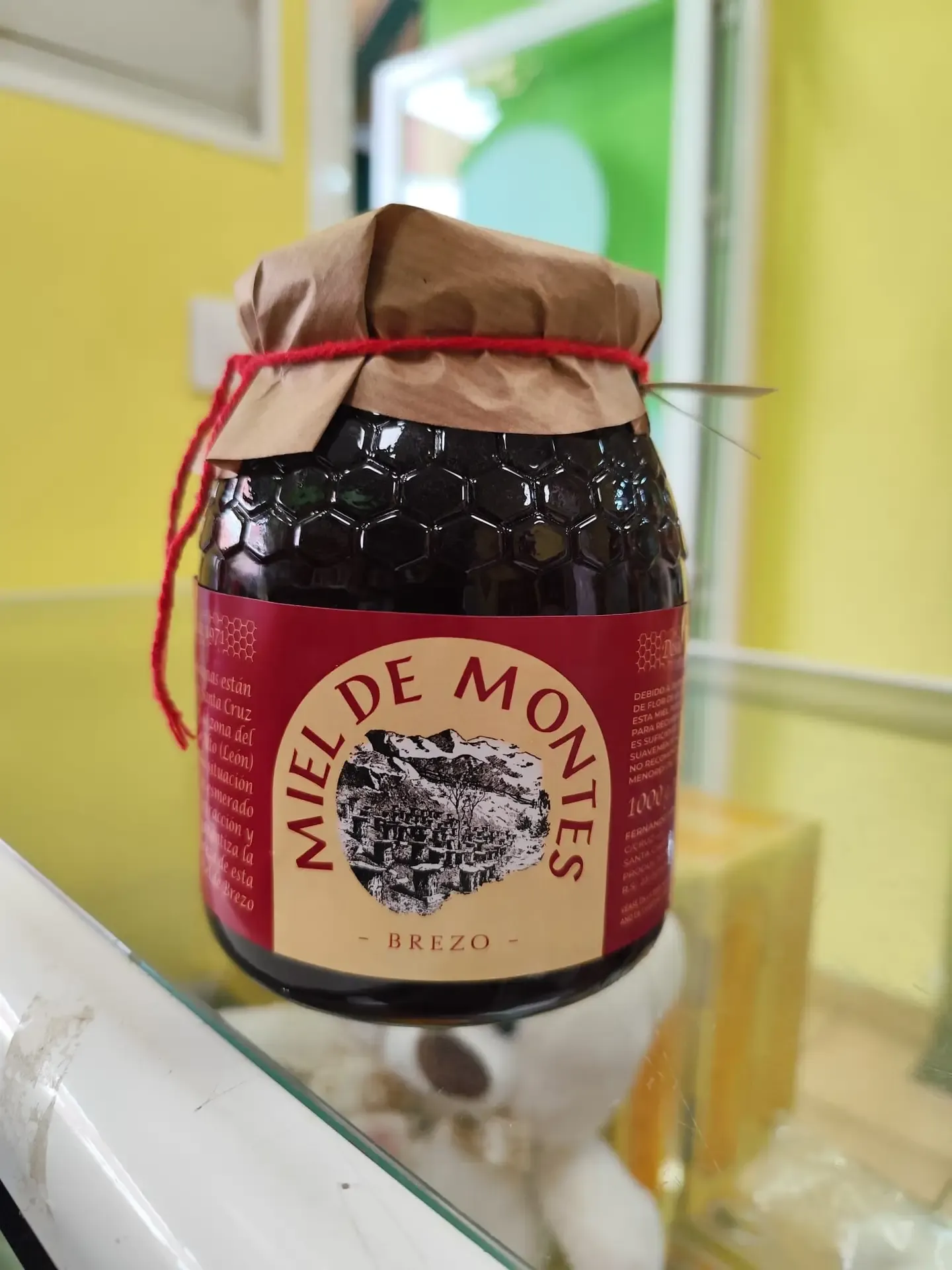 Miel y producto artesanal que acompaña las cestas
